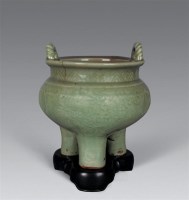 元 龙泉刻花卉三足炉 -  - 瓷器工艺品(一) - 2006年第3期嘉德四季拍卖会 -收藏网