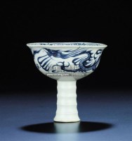 A VERY RARE UNDERGLAZE-BLUE MOULDED‘DRAGON’STEMCUP，GAOZU WAN -  - 重要中国瓷器及工艺精品 - 2011年春季拍卖会 -收藏网