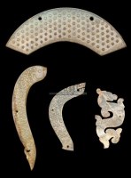 TWO ARCHAIC JADE DRAGON PENDANTS，ZHOU DYNASTY (1100-221BC) -  - 中国进出口瓷器 - 2009秋季拍卖会（二） -收藏网