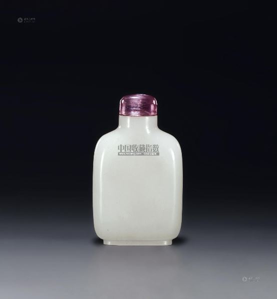 这件烟壶采用折方式造型,选用羊脂玉籽料,为表现玉质之美,通体不着一刀。做工方中带圆,边缘均做倒棱处理,造型丰满而规整。乾隆时期审美趣味高雅而多样,选良才而不雕,仅以素雅取胜,此烟壶就是很好的例子。而壶盖选用质量上乘的粉色碧玺,形状采用扁圆柱形,圆中带方,与方中带圆的壶体相呼应,颜色粉白搭配,更添白玉温润之感。