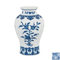 青花三多纹瓜棱瓶 -  - 瓷器专场 - 光大国际•艺术品拍卖会  -收藏网