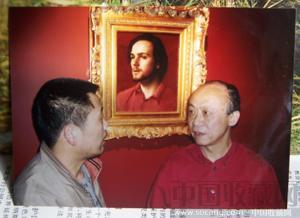 画家熊明与著名实力派画家徐芒耀在上海大剧院合影-收藏网
