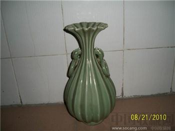 宋代龙泉窑瓜菱双耳瓶-收藏网