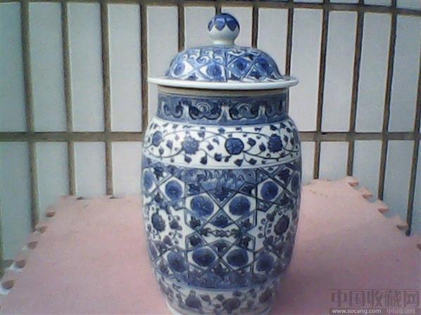 ;;;;;;此罐器形:唇口、直颈、窄肩、直筒腹、圈足,青花纹饰。通高(颈、足)、口径,底径,器身满工绘五层纹饰,分别为几何渔涛、缠枝、莲花、牡丹等花卉、海涛等;罐盖似将军罐状,顶为青花宝珠纽,器腹主纹饰为冰格、锦地、花卉、双棱罄等吉祥纹饰,瓶底为暗刻“永乐年制”四字小篆款,上施隐青釉。此器因上下粗壮,器形犹如一位戴头盔的壮士,简称“壮罐”,是永乐时期首创的瓷器款式,壮罐的创作也为清初将军罐的诞生提供了创作思路。壮罐器型源于中西