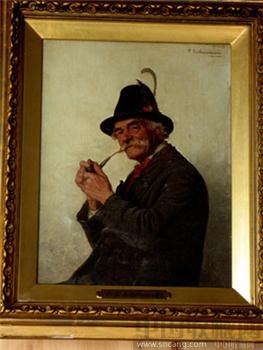 戴羽毛礼帽抽烟的巴伐利亚老人-收藏网