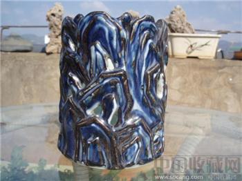 大明宣德年制山石随形镂空青花笔筒,构思精彩独特,胎体密级厚重-收藏网