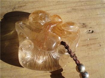  发晶挂件水晶珍品，纯天然发晶雕刻如意上面有一小猴子，-收藏网