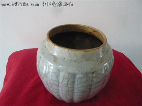 元代荷花纹青花瓜棱罐