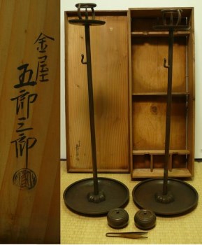 日本金屋五郎三郎作铜铸烛台灯台 一对 付共箱-收藏网